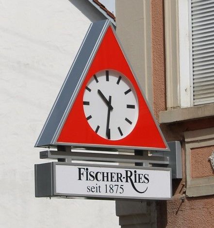 Wahrzeichen, die dreieckige Uhr